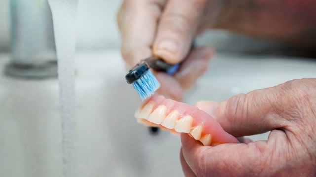 clean denture 